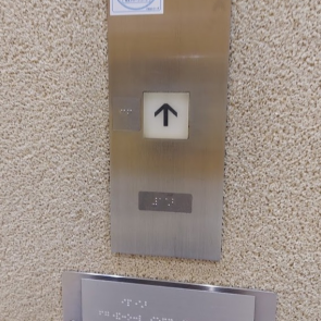 エレベーターボタン箇所への抗菌コーティングの実施
